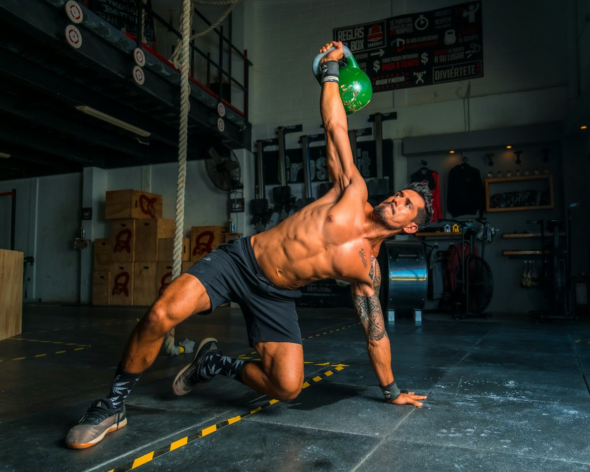 Mężczyzna wykonuje turecką pobudkę z kettlebell