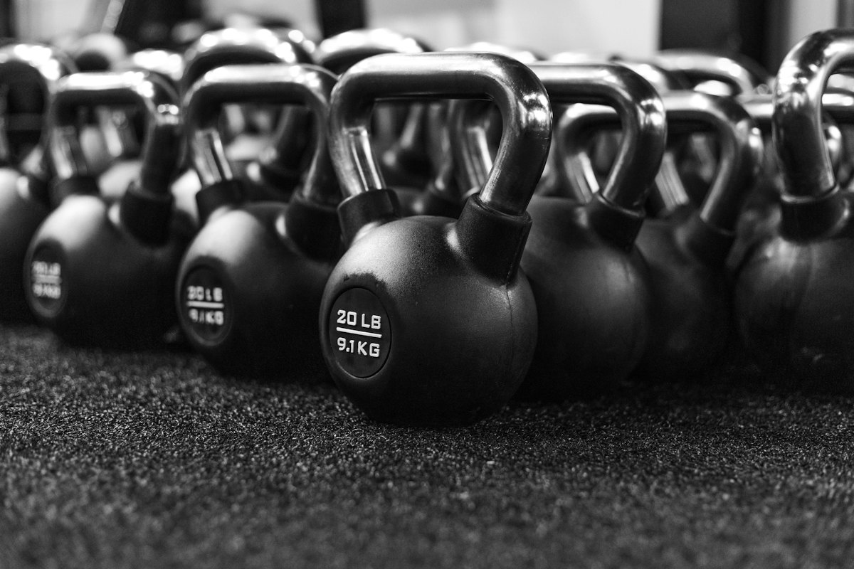 Rząd kettlebelli na gumowej podłodze